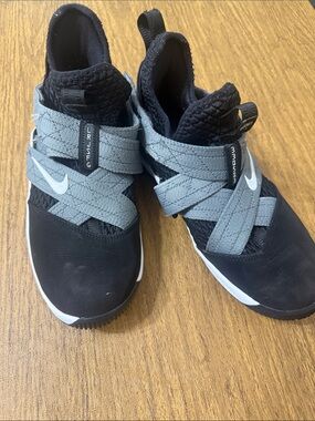 Nike Lebron James Soldier XII Basketball  Slip-On Cross-Strap Sneaker Sz 5Y
